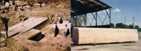 Pískovec pro mariánský sloup v lomu v Indii (foto vlevo) a po vytažení z něj (foto vpravo)