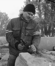 Petr Váňa při opracovávání pískovce pro mariánský sloup