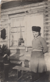 Halyna Mykolajčuk před ubikací v osadě Mama v roce 1954