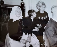 Stařenka Věra Nováková, syn Petr, Jindřiška Švajdová