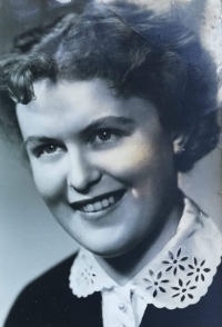 Maturitní fotografie Jindřišky Švajdové
