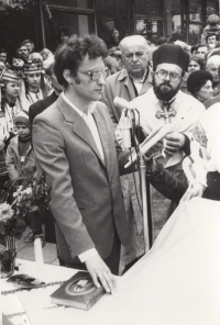 1990, обрання Зоряна Попадюка головою ради, поруч - отець Микола Куць
