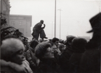 Demonstrace sametové revoluce před divadlem, Pardubice, konec listopadu 1989