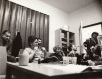 Pracovní setkání Občanského fóra v Pardubicích, zleva: Jiří Horák, ?, ?, Jarmila Stibicová, Libor Kudláček, Vítězslav Janda, Pardubice, zima 1990