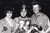  V depu v Pardubicích po závodě, 1974, zleva: manželka Alena, Jiří Štancl, Stanislav Dvořák