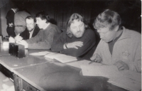 Jednání Občanského fóra. Zleva: Jiří Razskazov, Bohuslav Loun, Pavel Šmíd, Miroslav Petráň, Pardubice 1990