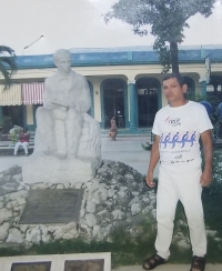 Rafael Matos Montes de Oca at the monument of José Martí