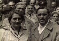 Sestra Jaroslava Bártka s Murzinem v Hašově háji, za levým ramenem zachycena maminka pamětnice, Marie Mikulcová