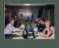 Tisková konference Václava Havla v hotelu, úplně vlevo Ladislav Špaček, v čele stolu Pavel Šmíd, Rio de Janeiro, Brazílie, září 1996