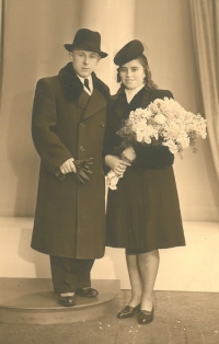 Antonín a Libuše Trojanovi, svatební fotografie rodičů Jindřicha Trojana, Praha 14. února 1942
