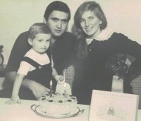 With her parents, 1968
