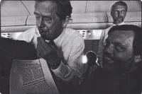 V letadle při cestě po Jižní Americe, zleva Václav Havel, Ladislav Špaček, Pavel Šmíd, září 1996