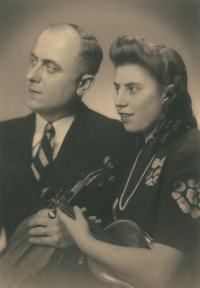 Libuše Trojanová, maminka pamětníka, se svým učitelem houslí, Praha 1941