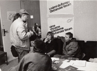 Ve štábu Občanského fóra – sedící Jarmila Kudláčková a Eduard Motyčka, Pardubice 1990