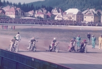 The start of the final of the Mariánské Lázně World Championships, 1983, Jiří Štancl in a green helmet 

