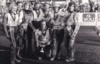 Výběr světa 1976 proti týmu Anglie, zleva: Egon Müller, Anders Michanek, Peter Adams, Barry Briggs, Jiří Štancl, Ivan Mauger, Phil Crump, s pohárem O. Olsen