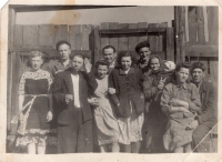 мама - Ганна Волуйко (друга зправа з дитиною на руках) та сестра Ганна (в центрі стоїть у светрі) приїхали до Богдана Волуйка (третій зправа) у Вуглегірськ.
