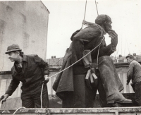 Removal of the Lenin statue in front of the theatre, Pardubice 1990