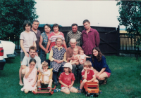 S babičkou a dědou z matčiny strany, kterým komunisté vzali celé jejich hospodářství budované po generace a dali ho do JZD (vpravo nad Markétou Trojanovou bratr Miloš), 1997