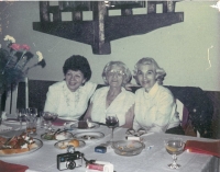 Zleva Lili Trojanová, maminka Celestina Ledererová, Hana, sestra Lili, Praha 1987