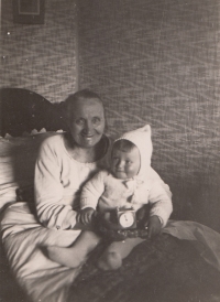 Babička Anna Hurychová strávila poslední roky života u svého syna P. Josefa Hurycha na faře v Brandýse nad Orlicí