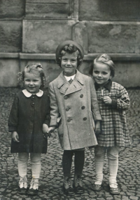 Anna Pešatová (vlevo) s kamarádkami - nejvyšší dívka se jmenovala Blanka a patřila mezi Židy, kteří byli později během války deportováni (možná do Terezína)
