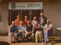Josef Zíka (sedící uprostřed) se zahrádkáři v osadě Zíkov