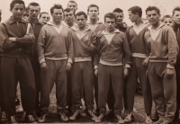 Dorastenci TJ Iskra Svit na 1. mája 1961 (v teplákových súpravách od Tatrasvitu)