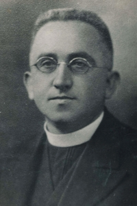 Strýc Anny Pešatové, kněz Josef Jakubec - po působení v řadě farností v královéhradecké diecézi se stal roku 1937 děkanem v Žamberku, kde se angažoval v Československé straně lidové, po únoru 1948 tvrdě pronásledován režimem