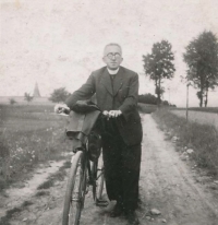 Strýc Anny Pešatové, kněz Josef Jakubec, působil v Žamberku, po Únoru tvrdě pronásledován režimem