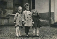 Anna Pešatová (vpravo) s kamarádkami, uprostřed Židovka Blanka, kterou s rodinou během války deportovali pravděpodobně do Terezína