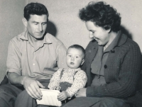 Anna Pešatová s manželem Josefem a prvorozeným synem Josefem (1962)