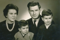Anna Pešatová s manželem Josefem a syny Pavlem a Josefem