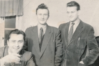 Kamarádi – Václav Roubal uprostřed, JUDr. Jiří Klener vpravo