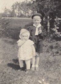 Inka Tichá s bratrem Vladimírem Roušarem (1944)