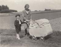 Inka Tichá v kočárku s bratrem Vladimírem a maminkou Martou Roušarovou, rozenou Kučerovou