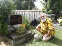 Jaromír Kubias u rodinného hrobu
