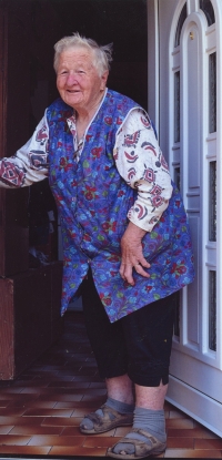 Marie Pucharová ve dveřích svého domu