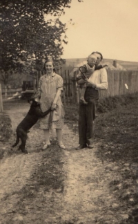 Marta s manželem Vladimírem, synem Vladimírem a psem Cikánem