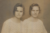 Mother Anna with her sister, 1920