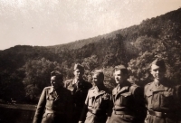 Na vojně (1951), pamětník uprostřed