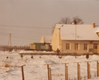 Pohled za železnou oponu z Rakouska – pohled na hranici a celnici v Českých Velenicích, r. 1980