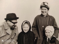 Manželé Rut a Pavel Kohnovi s dětmi Rachel a Davidem, leden 1968