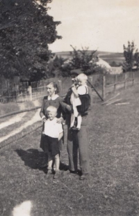 Roušar´s family shortly after the war 