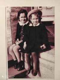 Rut (vpravo) se sestrou Lydií před ministerstvem zdraví, 1942