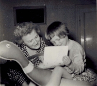 Rut Kolínská s babičkou Augustou Bednářovou, 1958