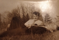 S bratrem. Pamětník v popředí