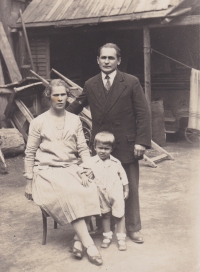 Pamětník se svými rodiči v Libni, kde jeho otec František vedl kolářství