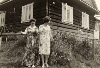 Oldřiška Mikundová-Bártková (on the right) in front of the house in Prostřední Bečva
