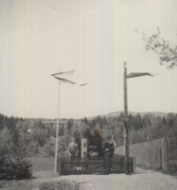 Po válce byla v Prostřední Bečvě umístěna pamětní deska padlým hrdinům, mezi kterými je také Oldřich Šimurda – otec pamětnice, který byl gestapem bez soudu popraven za pomoc partyzánům